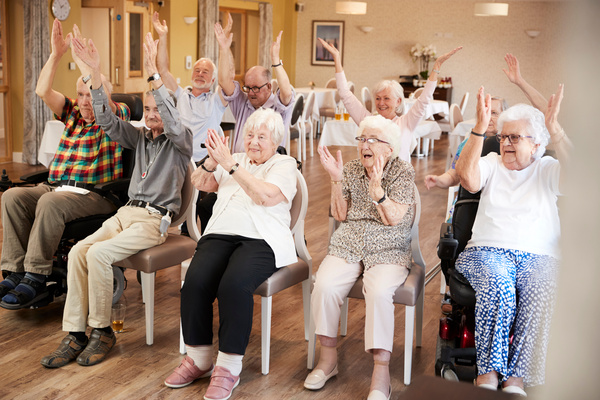 Group Of Seniors Enjoying Fitness Class In Retirement Home | Pension de reversion EHPAD faibles ressources