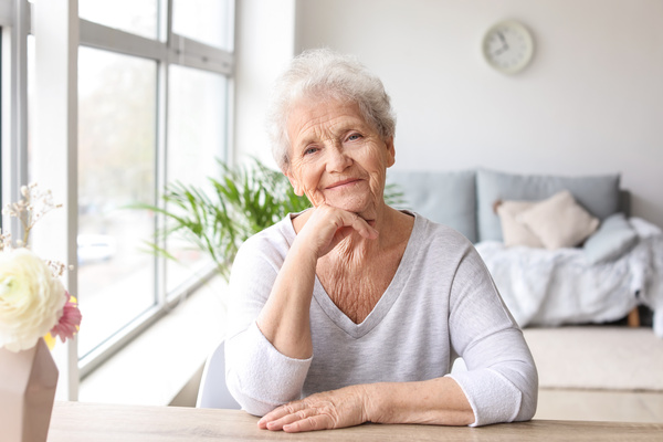 Portrait of senior woman at home | Pension de reversion alternatives à la maison de retraite