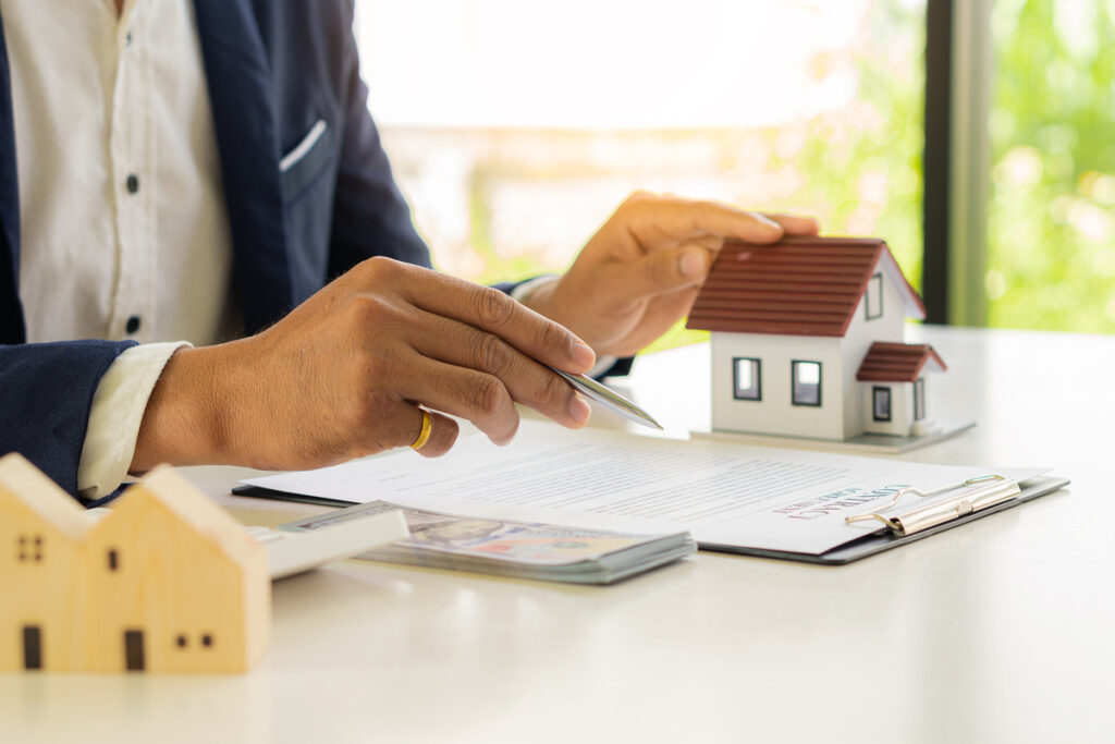 A real estate agent offers a sample home insurance home to sign the agreement with documents of the contract of sale or lease | Pension de reversion renonciation succession