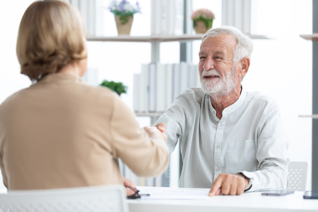 senior businessman shaking hands and congratulations for a new job | Pension de reversion obtenir accord pour retraite progressive
