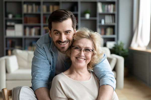 Portrait of grateful adult son hugging senior mother | Pension de reversion droits retraite des femmes au foyer