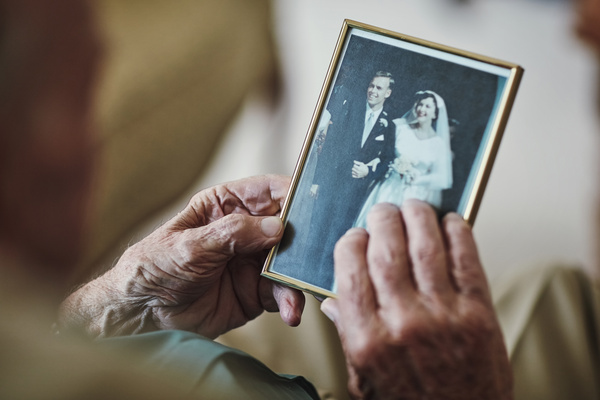 Senior man hands and vintage photo for memory in home retirement and nostalgia for mourning Male person picture and remember in living room history and grief on past life or retro wedding image | Pension de reversion pension de réversion
