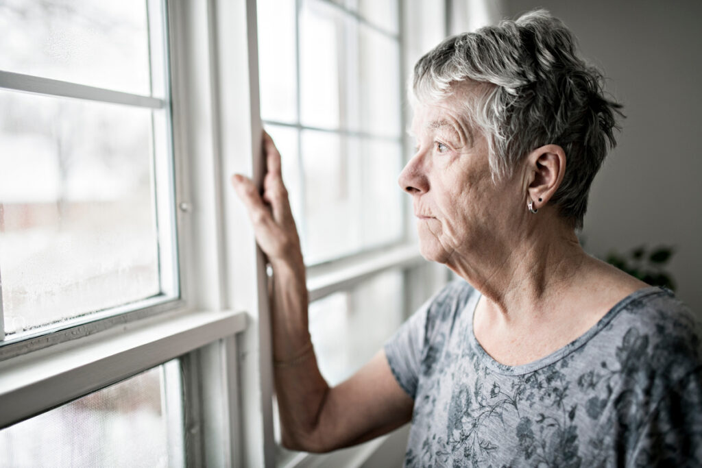 A sad lonely 70 years old senior in is apartment | Pension de reversion pension de réversion