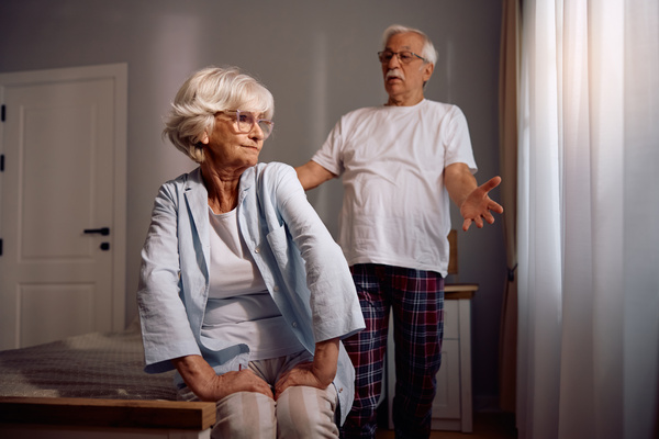 Senior woman having argument with her husband in bedroom | Pension de reversion retraite divorce