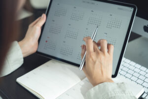 Calendrier de versement CNRACL et Ircantec 2026 | Pension de reversion Consultation du calendrier de versement CNRACL et Ircantec 2026 sur tablette pour planifier son budget retraite.