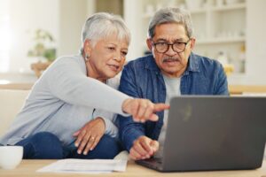 Dossier de pension de réversion : respectez le délai de dépôt | Pension de reversion Couple vérifiant un dossier de demande de pension de réversion avant la fin du délai de dépôt