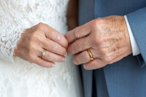 Impact du mariage tardif sur la réversion | Pension de reversion Mains d'un couple senior avec alliances illustrant le lien entre mariage tardif et réversion.