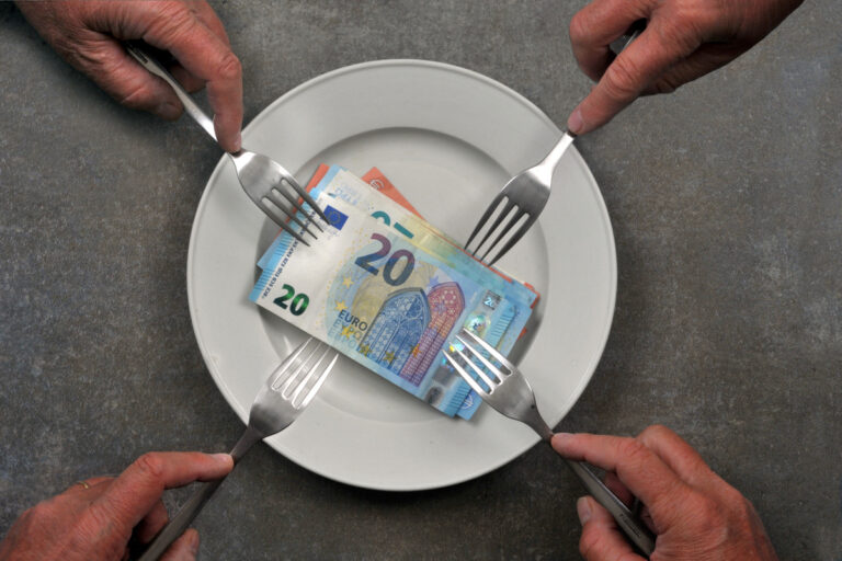 Illustration du partage de la réversion avec plusieurs mains et fourchettes autour d'une assiette contenant des billets d'euros.