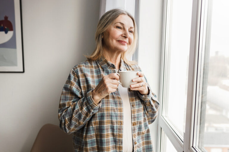 Femme venant de consulter ses droits pour l'allocation veuvage