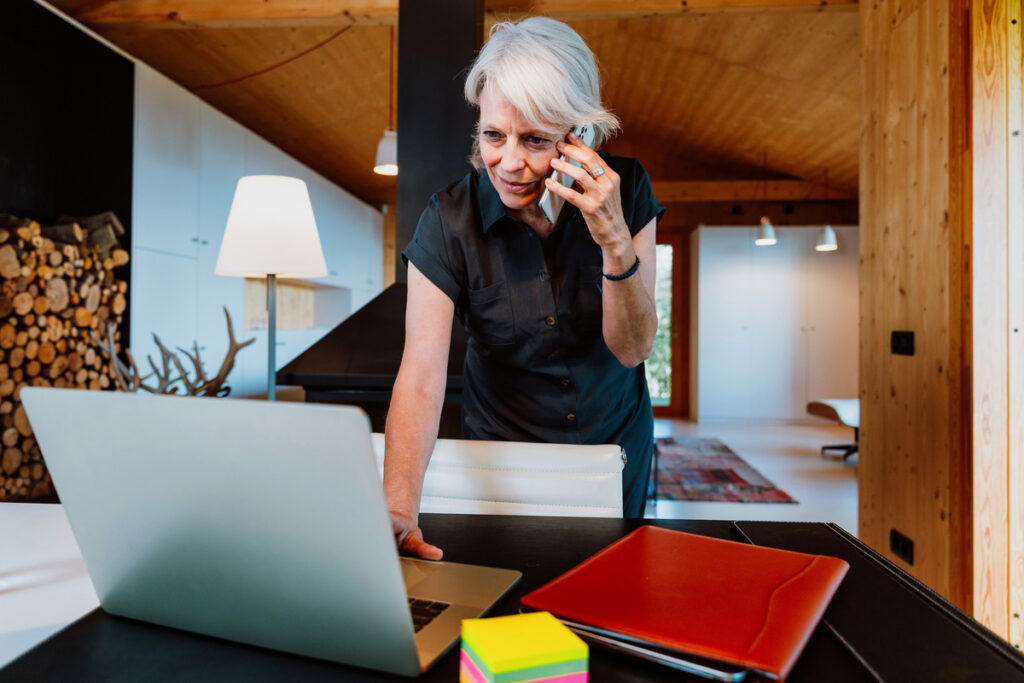 Préparation d'un RDV retraite avec documents | Pension de reversion Femme organisant son dossier pour un RDV retraite réussi