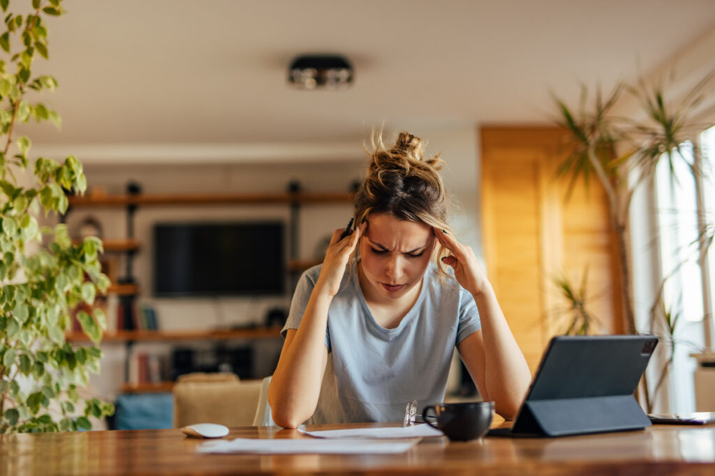 Femme submergée par les démarches administratives et le dossier de chômage et réversion