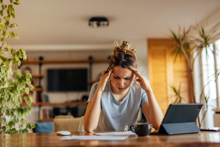Femme submergée par les démarches administratives et le dossier de chômage et réversion