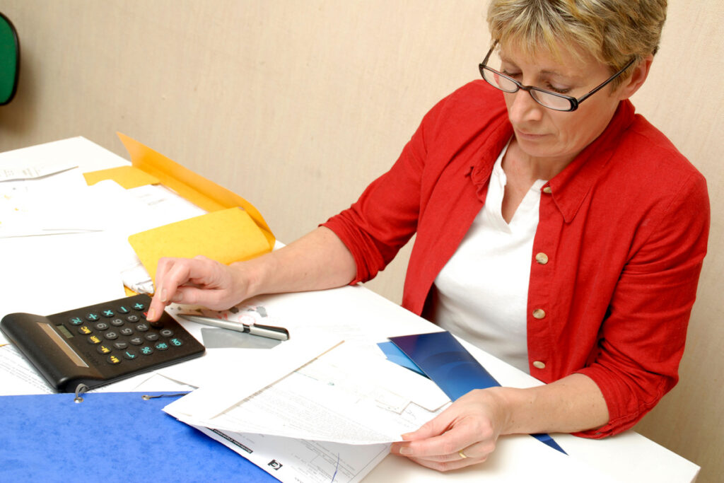 femme compte déclaration | Pension de reversion Femme senior vérifiant ses plafonds de ressources après le versement exceptionnel de la monétisation CET.