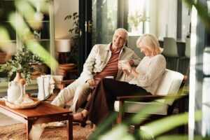 Couple de seniors souriants profitant de leur retraite suite à la hausse Agirc-Arrco