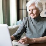 Femme âgée devant ordinateur dossier réversion agirc-arrco