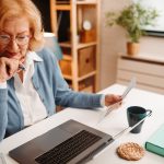 femme senior devant PC retraite en ligne