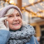 femme retraitée au téléphone vivant à l'étranger hiver