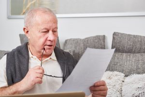Homme agés regardant un document concernant la pension réversion