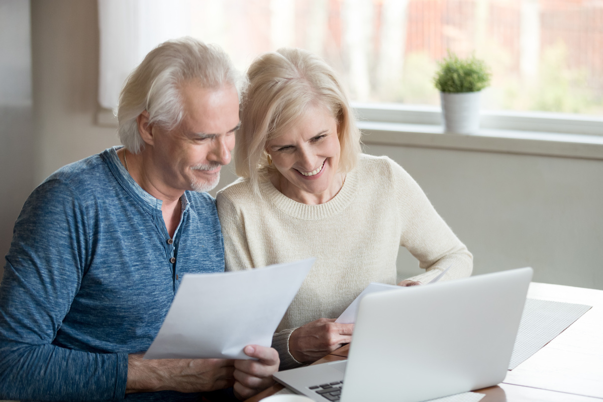 Couple retraités bonne nouvelle devant ordinateur