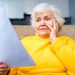 Femme âgée mécontente devant versement pension