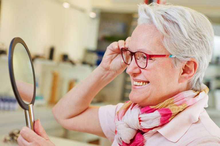 Femme âgée opticien lunettes