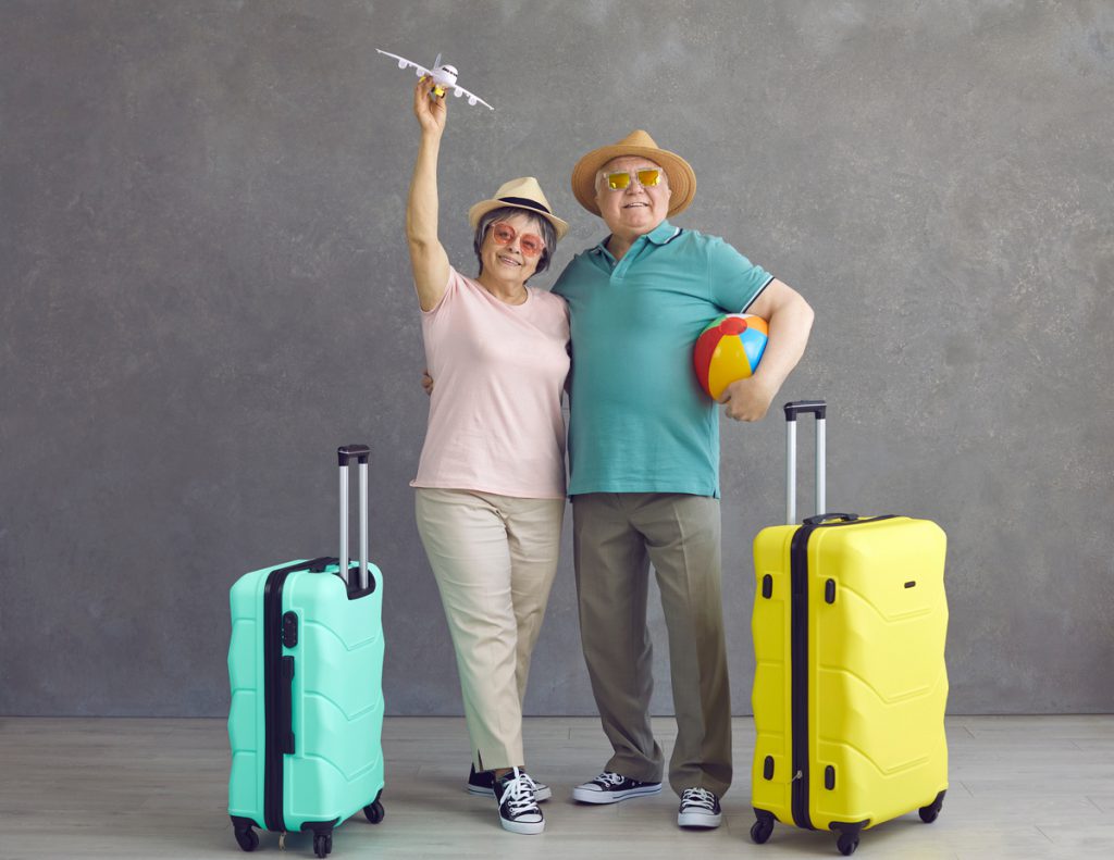 Seniors avec valises partant en vacances