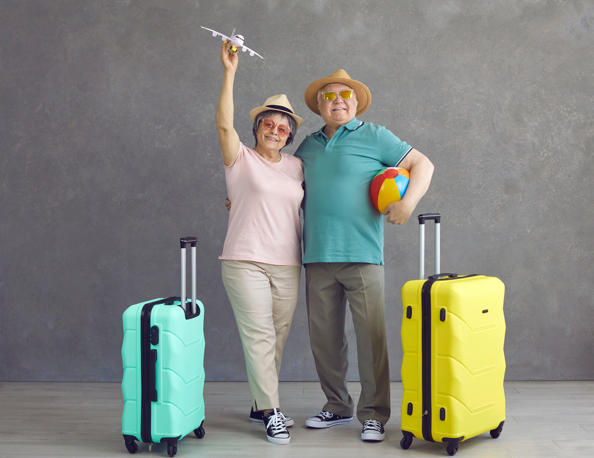 Seniors avec valises partant en vacances