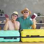 retraités et valises